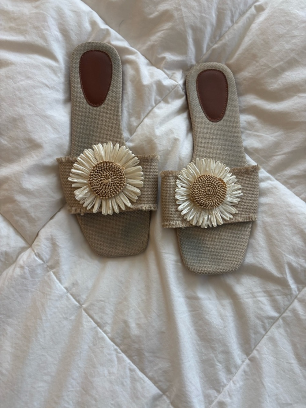 Women’s Beige Floral Slide Sandals with Daisy Accent